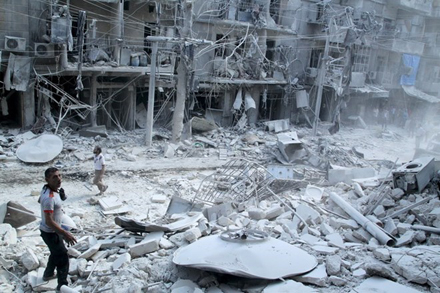 Cảnh đổ nát sau một vụ không kích ở Al-Shaar, Aleppo.